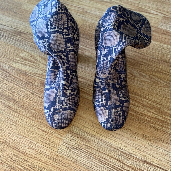 ✨2/$15 H&M 7.5 Snake Print pull-on booties Brown - Picture 4 of 13
